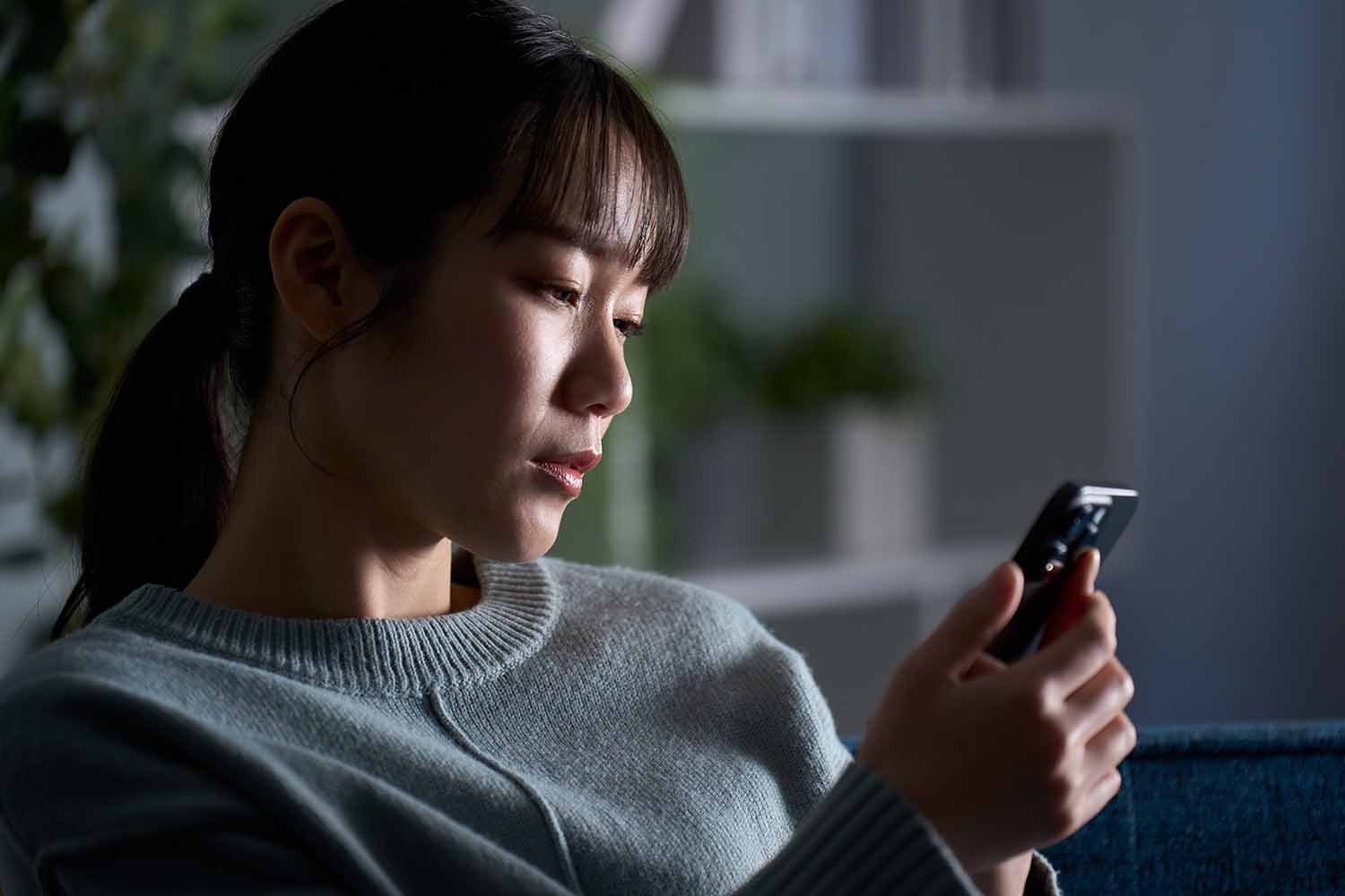 悩んでいる人のイメージ