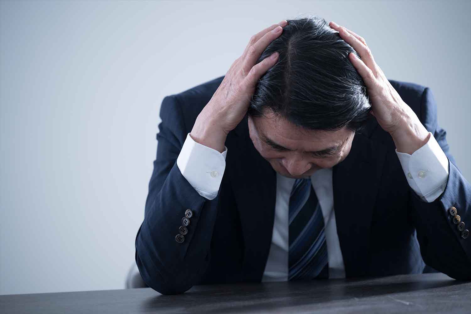 悩んでいる人のイメージ